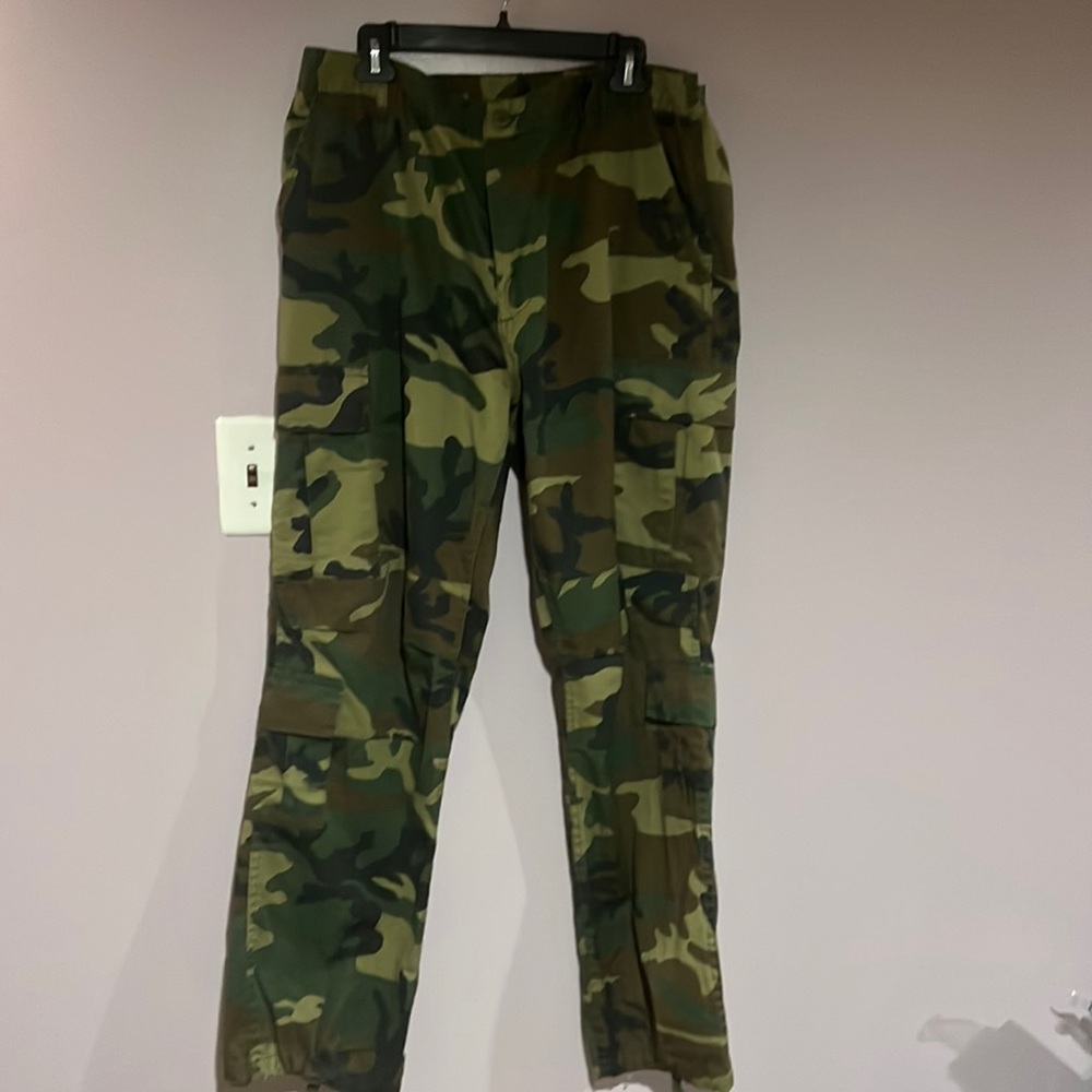 Military cargo pants worn once/ side pockets/ drawstring foot